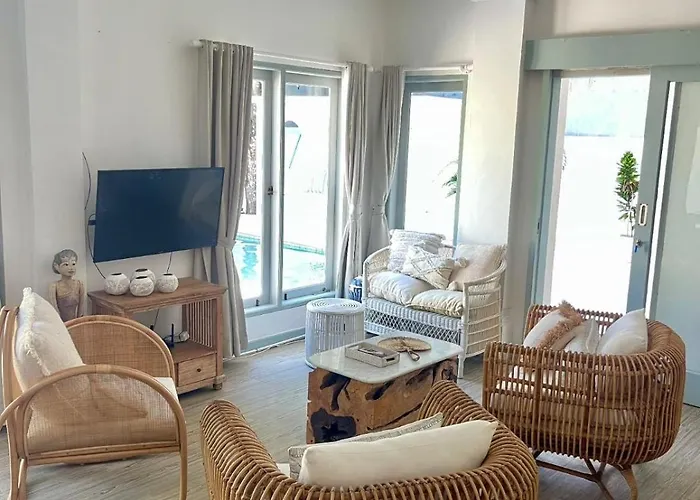 Stylish 3br With Large Pool