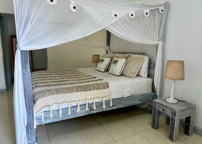 Stylish 3br With Large Pool *
